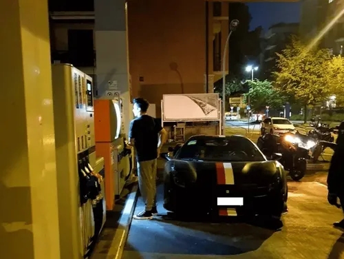 leclerc fa benzina alla sua ferrari dopo il gran premio di monza 2