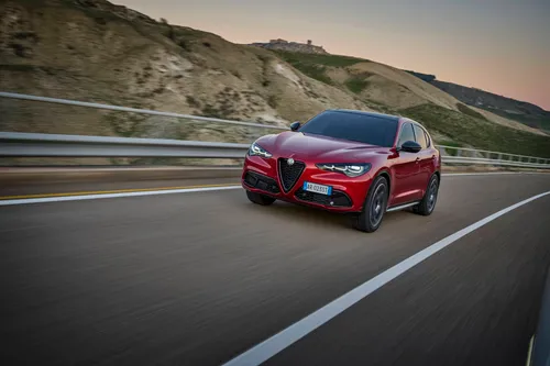 Alfa Romeo Stelvio 2023 frontale rosso guida