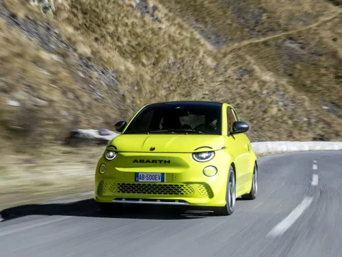 Abarth 500e elettrica guida in montagna verde acido