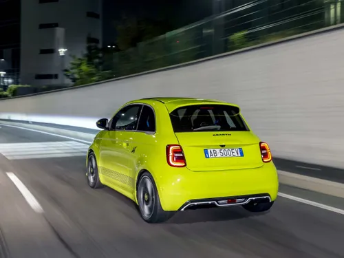 Abarth 500e elettrica guida posteriore