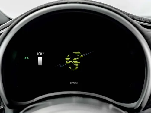 Abarth 500e elettrica quadro strumenti schermata iniziale