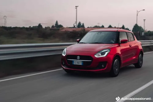 Suzuki Swift Hybrid 2022 rossa frontale