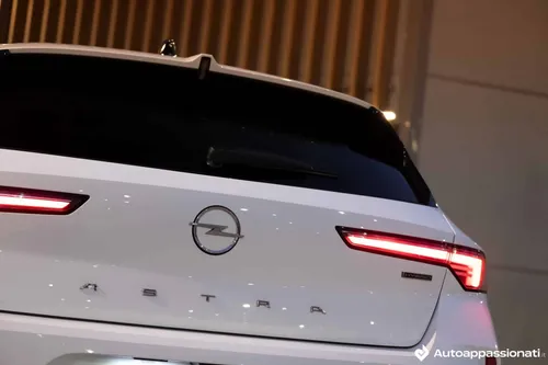 portellone Opel Astra Hybrid