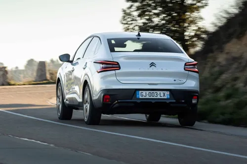 Citroen C4 X elettrica posteriore guida