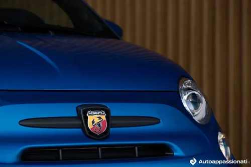 Abarth 695 Tributo 131 Rally logo frontale