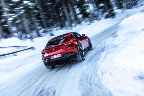 ferrari purosangue sulla neve