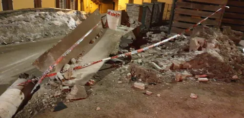 Muretto distrutto da Audi