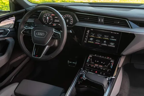 Audi Q8 e-tron interni