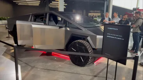 tesla cybertruck 2023 esterni