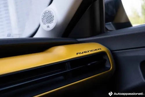 interni jeep avenger