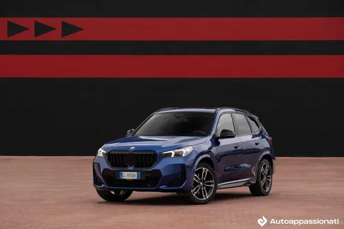 BMW X1 2023 tre quarti