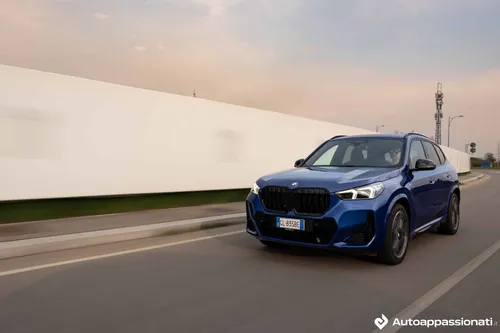BMW X1 2023 dinamica frontale