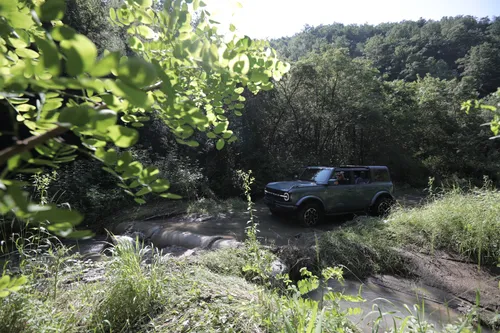 Ford Bronco fuoristrada passaggio complicato