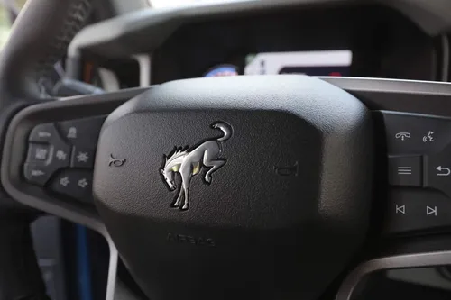 Ford Bronco logo su volante