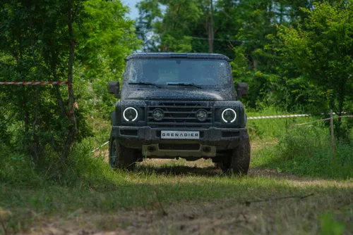 ineos grenadier fuoristrada frontale pieno