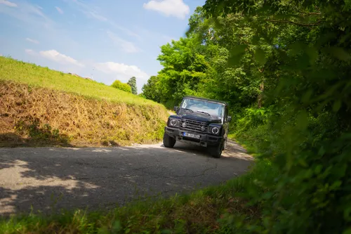 ineos grenadier su strada anteriore controluce
