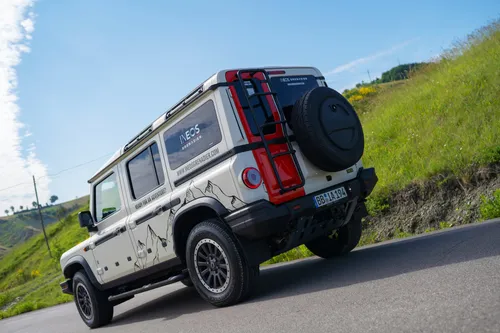 ineos grenadier su strada posteriore