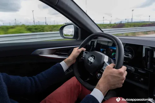 prova su strada renault austral techno esprit alpine