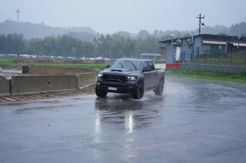 ram 1500 trx pioggia guida