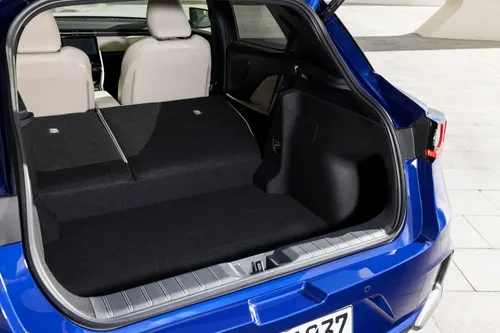 lexus lbx elegant blue details 008