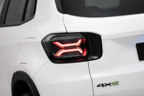 jeep avenger 4xe logo e faro post