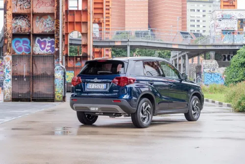 suzuki vitara 2024 posteriore
