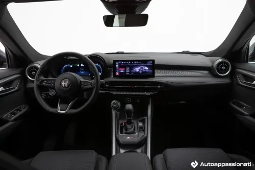 alfa romeo tonale interni