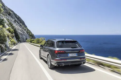 audi q7 2024 guida posteriore