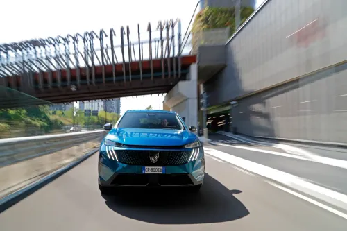 prova peugeot 3008 hybrid 136