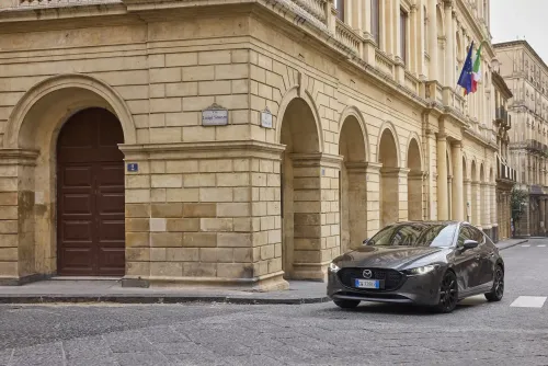 mazda 3 2025 guida citta