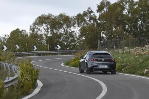 mazda 3 2025 guida posteriore curva