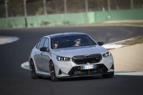 bmw m5 2025 g90 guida curve
