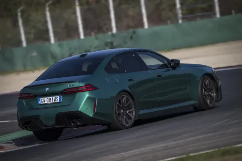 bmw m5 2025 g90 posteriore impegnato