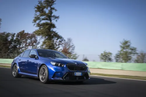 bmw m5 2025 guida frontale tre quarti