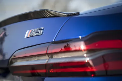 bmw m5 2025 logo posteriore