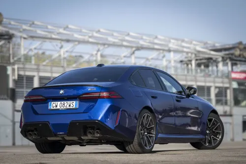 BMW M5 2025 posteriore tre quarti