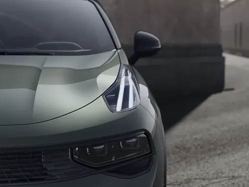 lynk co 01 lamp front straight high minealgreen