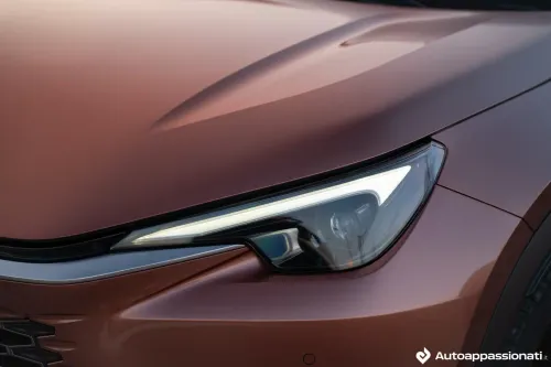 lexus lbx hybrid fari anteriori