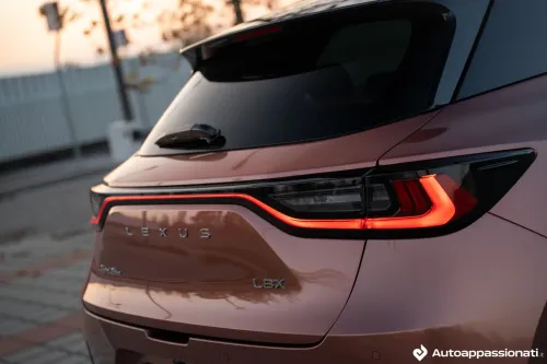 lexus lbx hybrid fari posteriori