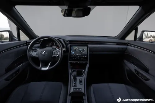 lexus lbx hybrid interni e plancia
