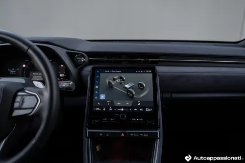 lexus lbx hybrid navigatore e plancia