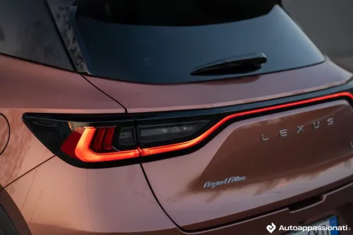 lexus lbx hybrid posteriori e loghi