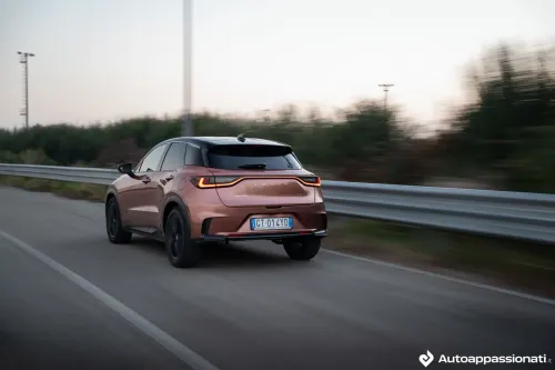 lexus lbx hybrid tre quarti posteriori