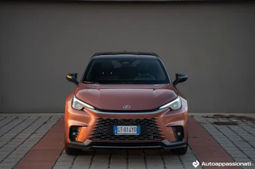 lexus lbx hybrid vista anteriore