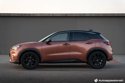 lexus lbx hybrid vista laterale