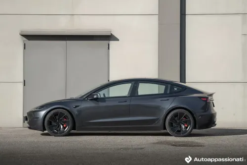 dimensioni tesla model 3 performance