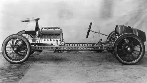 3il telaio alleggerito della benz rh si notano i fori nel telaio e il motore posteriore centrale