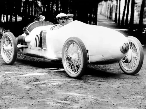 7altra novita tecnica che si fa estetica risiede nell adozione di particolari prese d aria laterali a orecchio