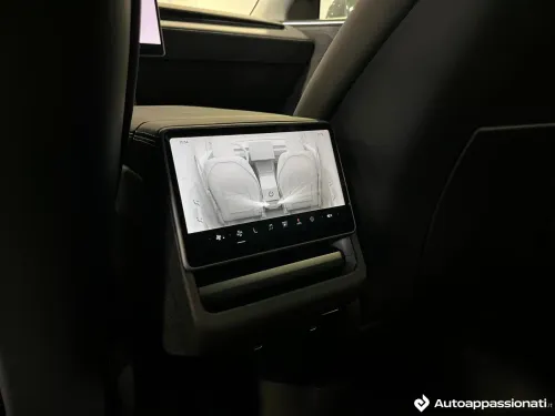 schermo posteriore tesla model y 2025