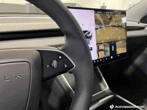 telecamere tesla model y 2025